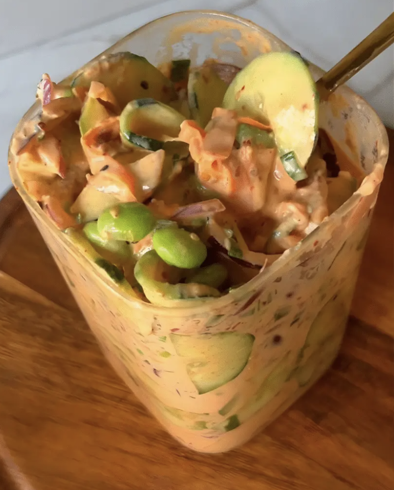 Saladas em potes na geladeira