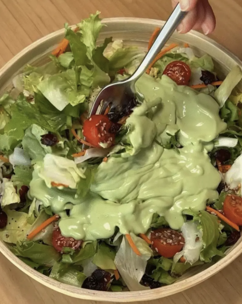 Salada fresca no prato com molho 3